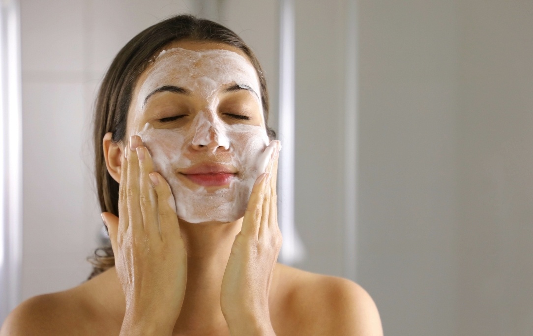 Skincare pori dilatati: pulizia del viso in 8 passaggi