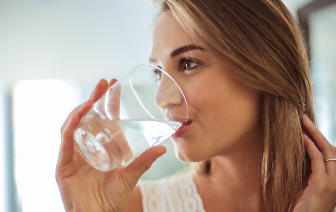 Bevi acqua e idratati per prevenire l'invecchiamento della pelle