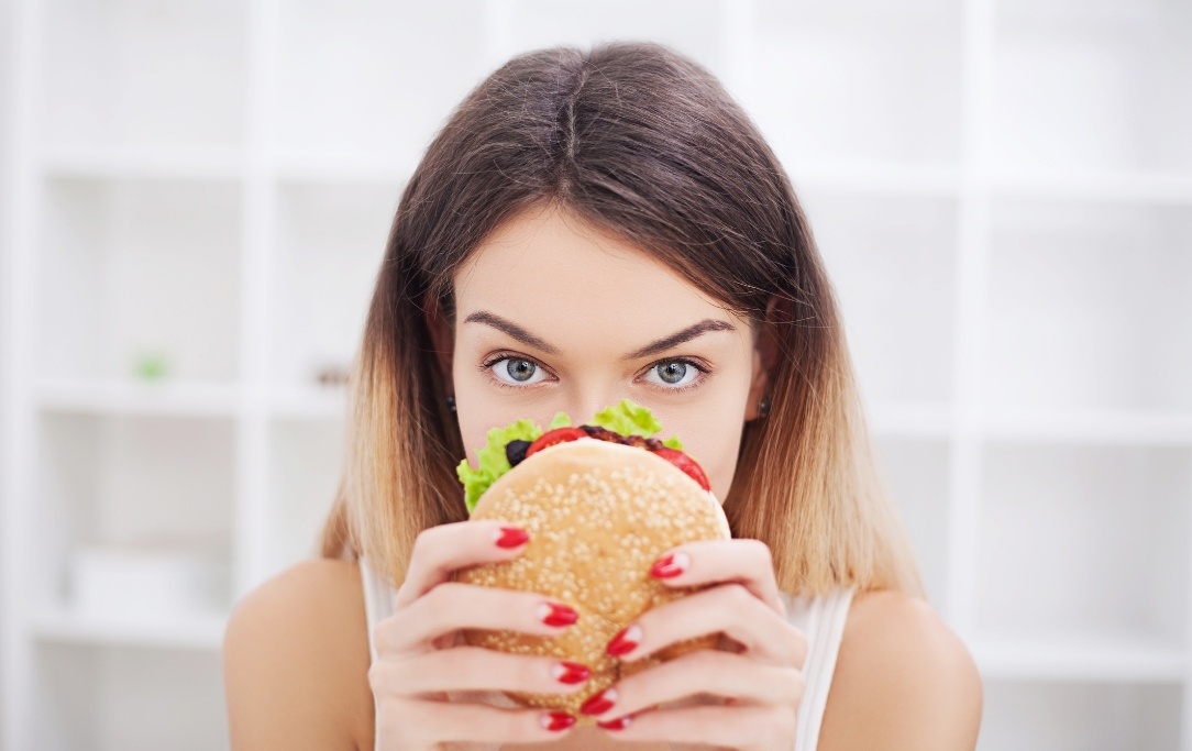 Come prevenire l'invecchiamento della pelle: evita il junk food